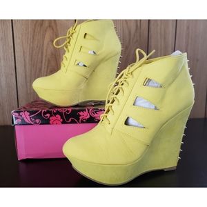 🆕️ spiked suede wedge